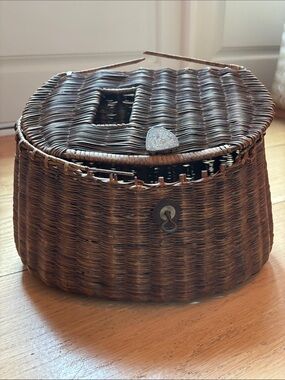 Vtg Handwoven Fishing Creel Basket
Primitive Wicker Creel Rustic Cabin Decor
